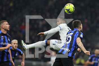 2023-01-31 - Ademola Lookman of Atalanta BC competes for the ball with Francesco Acerbi of FC Internazionale during Coppa Italia 2022/23 football match between FC Internazionale and Atalanta BC at Giuseppe Meazza Stadium, Milan, Italy on January 31, 2023 - INTER - FC INTERNAZIONALE VS ATALANTA BC - ITALIAN CUP - SOCCER