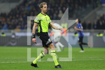 2023-01-31 - Referee Daniele Chiffi in action during Coppa Italia 2022/23 football match between FC Internazionale and Atalanta BC at Giuseppe Meazza Stadium, Milan, Italy on January 31, 2023 - INTER - FC INTERNAZIONALE VS ATALANTA BC - ITALIAN CUP - SOCCER