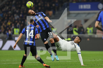 2023-01-31 - Luis Muriel of Atalanta BC competes for the ball with Danilo D'Ambrosio of FC Internazionale during Coppa Italia 2022/23 football match between FC Internazionale and Atalanta BC at Giuseppe Meazza Stadium, Milan, Italy on January 31, 2023 - INTER - FC INTERNAZIONALE VS ATALANTA BC - ITALIAN CUP - SOCCER