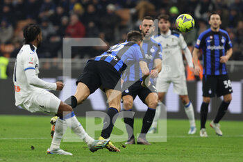 2023-01-31 - Francesco Acerbi of FC Internazionale in action during Coppa Italia 2022/23 football match between FC Internazionale and Atalanta BC at Giuseppe Meazza Stadium, Milan, Italy on January 31, 2023 - INTER - FC INTERNAZIONALE VS ATALANTA BC - ITALIAN CUP - SOCCER