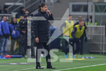 2023-01-31 - Simone Inzaghi Head Coach of FC Internazionale looks on during Coppa Italia 2022/23 football match between FC Internazionale and Atalanta BC at Giuseppe Meazza Stadium, Milan, Italy on January 31, 2023 - INTER - FC INTERNAZIONALE VS ATALANTA BC - ITALIAN CUP - SOCCER
