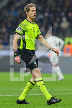 2023-01-31 - Referee Daniele Chiffi in action during Coppa Italia 2022/23 football match between FC Internazionale and Atalanta BC at Giuseppe Meazza Stadium, Milan, Italy on January 31, 2023 - INTER - FC INTERNAZIONALE VS ATALANTA BC - ITALIAN CUP - SOCCER