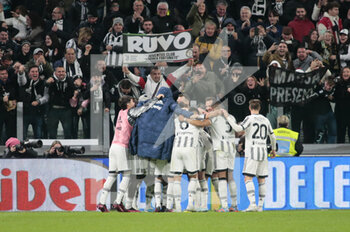 2023-04-04 - Juan Cuadrado of Juventus celebrating with team mates after a goal during the Coppa Italia, semifinal first leg,  football match between Juventus Fc and Fc Internazionale, on 04 April 2023 at Allianz Stadium, Turin, Italy. Photo Nderim Kaceli - SEMIFINAL - JUVENTUS FC VS INTER - FC INTERNAZIONALE - ITALIAN CUP - SOCCER