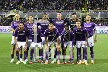 2023-04-27 - ACF Fiorentina line up for a team photograph during the Coppa Italia Semi Final match between ACF Fiorentina vs US Cremonese at Stadio Artemio Franchi on April 27, 2023 in Florence, Italy. - SEMIFINAL - ACF FIORENTINA VS US CREMONESE - ITALIAN CUP - SOCCER