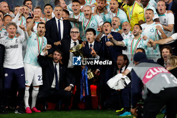 2023-05-24 - Stephan Zhang with Inter's players lift the throphy after win - FINAL - ACF FIORENTINA VS INTER - FC INTERNAZIONALE - ITALIAN CUP - SOCCER
