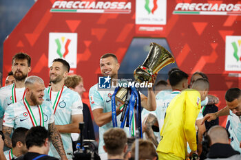 2023-05-24 - Inter's players lift the throphy after win - FINAL - ACF FIORENTINA VS INTER - FC INTERNAZIONALE - ITALIAN CUP - SOCCER