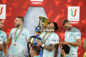 2023-05-24 - Inter's players lift the throphy after win - FINAL - ACF FIORENTINA VS INTER - FC INTERNAZIONALE - ITALIAN CUP - SOCCER