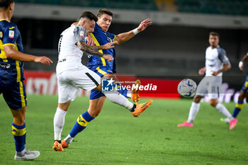 2023-08-12 - Verona's Giangiacomo Magnani in action against Ascoli's Vincenzo Millico - HELLAS VERONA FC VS ASCOLI CALCIO - ITALIAN CUP - SOCCER