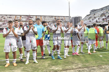 2023-08-13 - Terna Calcio players thank the fans at the end of the match during Soccer - Italian Cup between US Salernitana 1919 vs Terna Calcio at Areche Stadium - US SALERNITANA VS TERNANA CALCIO - ITALIAN CUP - SOCCER