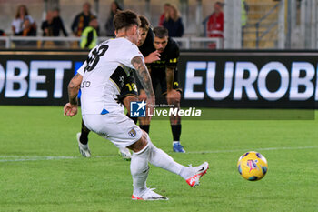 2023-11-01 - Dennis Man of Parma Calcio score the goal on penalty - US LECCE VS PARMA CALCIO - ITALIAN CUP - SOCCER