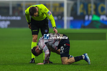 2023-12-20 - Alexis Saelemaekers of Bologna FC injured talks to Referee Federico La Penna during Coppa Italia 2023/24 Round of 16 football match between FC Internazionale and Bologna FC at Giuseppe Meazza Stadium, Milan, Italy on December 20, 2023 - INTER - FC INTERNAZIONALE VS BOLOGNA FC - ITALIAN CUP - SOCCER