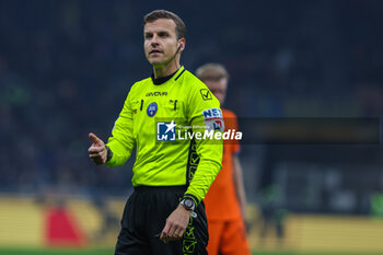 2023-12-20 - Referee Federico La Penna gestures during Coppa Italia 2023/24 Round of 16 football match between FC Internazionale and Bologna FC at Giuseppe Meazza Stadium, Milan, Italy on December 20, 2023 - INTER - FC INTERNAZIONALE VS BOLOGNA FC - ITALIAN CUP - SOCCER