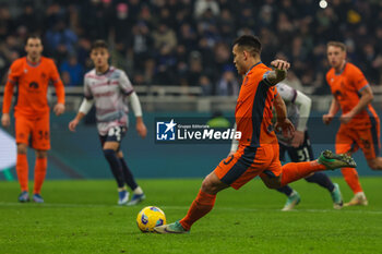 2023-12-20 - Lautaro Martinez of FC Internazionale kickis penalty during Coppa Italia 2023/24 Round of 16 football match between FC Internazionale and Bologna FC at Giuseppe Meazza Stadium, Milan, Italy on December 20, 2023 - INTER - FC INTERNAZIONALE VS BOLOGNA FC - ITALIAN CUP - SOCCER
