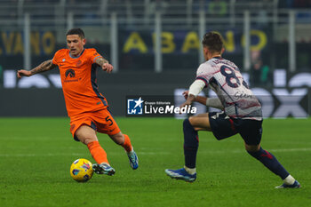 2023-12-20 - Stefano Sensi of FC Internazionale seen in action during Coppa Italia 2023/24 Round of 16 football match between FC Internazionale and Bologna FC at Giuseppe Meazza Stadium, Milan, Italy on December 20, 2023 - INTER - FC INTERNAZIONALE VS BOLOGNA FC - ITALIAN CUP - SOCCER
