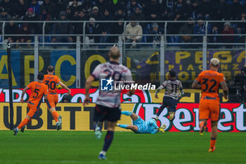 2023-12-20 - Dan Ndoye of Bologna FC scores winning goal during Coppa Italia 2023/24 Round of 16 football match between FC Internazionale and Bologna FC at Giuseppe Meazza Stadium, Milan, Italy on December 21, 2023 - INTER - FC INTERNAZIONALE VS BOLOGNA FC - ITALIAN CUP - SOCCER