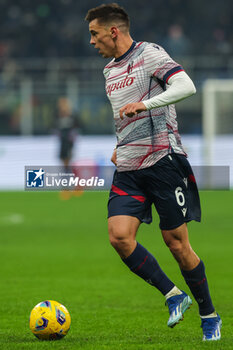 2023-12-20 - Nikola Moro of Bologna FC seen in action during Coppa Italia 2023/24 Round of 16 football match between FC Internazionale and Bologna FC at Giuseppe Meazza Stadium, Milan, Italy on December 20, 2023 - INTER - FC INTERNAZIONALE VS BOLOGNA FC - ITALIAN CUP - SOCCER