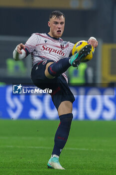 2023-12-20 - Sam Beukema of Bologna FC seen in action during Coppa Italia 2023/24 Round of 16 football match between FC Internazionale and Bologna FC at Giuseppe Meazza Stadium, Milan, Italy on December 20, 2023 - INTER - FC INTERNAZIONALE VS BOLOGNA FC - ITALIAN CUP - SOCCER