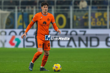 2023-12-20 - Alessandro Bastoni of FC Internazionale seen in action during Coppa Italia 2023/24 Round of 16 football match between FC Internazionale and Bologna FC at Giuseppe Meazza Stadium, Milan, Italy on December 20, 2023 - INTER - FC INTERNAZIONALE VS BOLOGNA FC - ITALIAN CUP - SOCCER