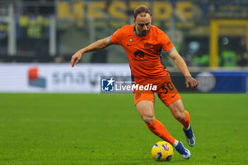 2023-12-20 - Carlos Augusto of FC Internazionale seen in action during Coppa Italia 2023/24 Round of 16 football match between FC Internazionale and Bologna FC at Giuseppe Meazza Stadium, Milan, Italy on December 20, 2023 - INTER - FC INTERNAZIONALE VS BOLOGNA FC - ITALIAN CUP - SOCCER