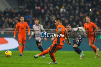 2023-12-20 - Lautaro Martinez of FC Internazionale kickis a penalty during Coppa Italia 2023/24 Round of 16 football match between FC Internazionale and Bologna FC at Giuseppe Meazza Stadium, Milan, Italy on December 20, 2023 - INTER - FC INTERNAZIONALE VS BOLOGNA FC - ITALIAN CUP - SOCCER