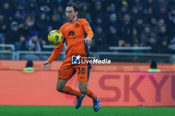 2023-12-20 - Matteo Darmian of FC Internazionale seen in action during Coppa Italia 2023/24 Round of 16 football match between FC Internazionale and Bologna FC at Giuseppe Meazza Stadium, Milan, Italy on December 20, 2023 - INTER - FC INTERNAZIONALE VS BOLOGNA FC - ITALIAN CUP - SOCCER