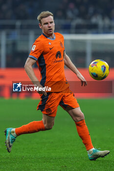 2023-12-20 - Davy Klaassen of FC Internazionale seen in action during Coppa Italia 2023/24 Round of 16 football match between FC Internazionale and Bologna FC at Giuseppe Meazza Stadium, Milan, Italy on December 20, 2023 - INTER - FC INTERNAZIONALE VS BOLOGNA FC - ITALIAN CUP - SOCCER