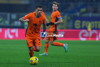 2023-12-20 - Stefano Sensi of FC Internazionale seen in action during Coppa Italia 2023/24 Round of 16 football match between FC Internazionale and Bologna FC at Giuseppe Meazza Stadium, Milan, Italy on December 21, 2023 - INTER - FC INTERNAZIONALE VS BOLOGNA FC - ITALIAN CUP - SOCCER