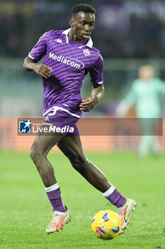 2023-12-06 - Michael Kayode of ACF Fiorentina controls the ball during the Coppa Italia Frecciarossa, football match between ACF Fiorentina and Parma Calcio 1913 on Dicember 6, 2023 at the Stadio Artemio Franchi in Florence - ACF FIORENTINA VS PARMA CALCIO - ITALIAN CUP - SOCCER