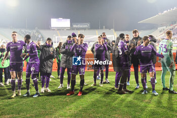 2023-12-06 - ACF Fiorentina players greet the curve of its fans after the victory between the Coppa Italia Frecciarossa, football match between ACF Fiorentina and Parma Calcio 1913 on Dicember 6, 2023 at the Stadio Artemio Franchi in Florence - ACF FIORENTINA VS PARMA CALCIO - ITALIAN CUP - SOCCER