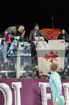 2023-12-06 - ACF Fiorentina players greet the curve of its fans after the victory between the Coppa Italia Frecciarossa, football match between ACF Fiorentina and Parma Calcio 1913 on Dicember 6, 2023 at the Stadio Artemio Franchi in Florence - ACF FIORENTINA VS PARMA CALCIO - ITALIAN CUP - SOCCER