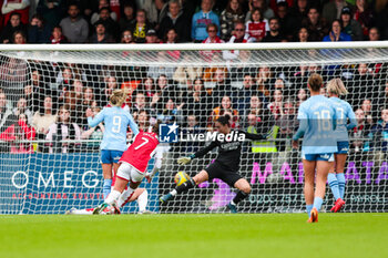 2023-11-05 - Manchester City's Chloe Kelly scores a goal 1-1 during the Women's English championship, Super League football match between Arsenal and Manchester City on 5 November 2023 at Meadow Park Stadium in Borehamwood, England - FOOTBALL - WOMEN'S ENGLISH CHAMP - ARSENAL V MANCHESTER CITY - ENGLISH FA WOMEN'S SUPER LEAGUE - SOCCER