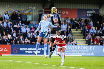 2023-11-05 - Manchester City's Chloe Kelly battles for the ball against Arsenal goalkeeper Manuela Zinsberger during the Women's English championship, Super League football match between Arsenal and Manchester City on 5 November 2023 at Meadow Park Stadium in Borehamwood, England - FOOTBALL - WOMEN'S ENGLISH CHAMP - ARSENAL V MANCHESTER CITY - ENGLISH FA WOMEN'S SUPER LEAGUE - SOCCER