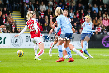 2023-11-05 - Manchester City's Chloe Kelly attempts a shot at goal during the Women's English championship, Super League football match between Arsenal and Manchester City on 5 November 2023 at Meadow Park Stadium in Borehamwood, England - FOOTBALL - WOMEN'S ENGLISH CHAMP - ARSENAL V MANCHESTER CITY - ENGLISH FA WOMEN'S SUPER LEAGUE - SOCCER