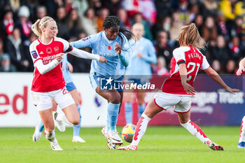 2023-11-05 - Manchester City's Khadija Shaw feels pressure from Arsenal's Victoria Pelova and Arsenal's Amanda Ilestedt during the Women's English championship, Super League football match between Arsenal and Manchester City on 5 November 2023 at Meadow Park Stadium in Borehamwood, England - FOOTBALL - WOMEN'S ENGLISH CHAMP - ARSENAL V MANCHESTER CITY - ENGLISH FA WOMEN'S SUPER LEAGUE - SOCCER