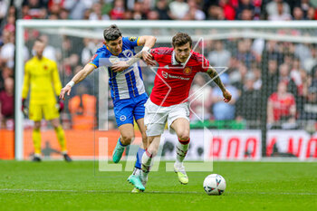 2023-04-24 - Victor Lindelof (2) of Manchester United holds off Julio Enciso (20) of Brighton & Hove Albion during the English championship, FA Cup semi final football match between Brighton and Hove Albion and Manchester United on 23 April 2023 at Wembley Stadium in London, England - FOOTBALL - ENGLISH CUP - BRIGHTON V MANCHESTER UNITED - ENGLISH LEAGUE CUP - SOCCER