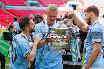 2023-06-04 - Erling Haaland (9) of Manchester City celebrates with the cup at full time during the English FA Cup, Final football match between Manchester City and Manchester United on 3 June 2023 at Wembley Stadium in London, England - FOOTBALL - ENGLISH CUP - FINAL - MANCHESTER CITY V MANCHESTER UNITED - ENGLISH LEAGUE CUP - SOCCER