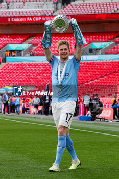 2023-06-04 - Kevin De Bruyne (17) of Manchester City celebrates with the cup at full time during the English FA Cup, Final football match between Manchester City and Manchester United on 3 June 2023 at Wembley Stadium in London, England - FOOTBALL - ENGLISH CUP - FINAL - MANCHESTER CITY V MANCHESTER UNITED - ENGLISH LEAGUE CUP - SOCCER