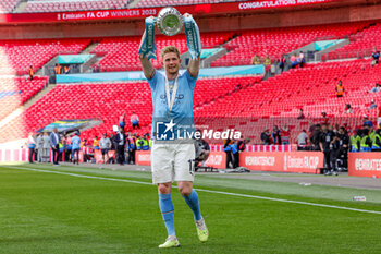 2023-06-04 - Kevin De Bruyne (17) of Manchester City celebrates with the cup at full time during the English FA Cup, Final football match between Manchester City and Manchester United on 3 June 2023 at Wembley Stadium in London, England - FOOTBALL - ENGLISH CUP - FINAL - MANCHESTER CITY V MANCHESTER UNITED - ENGLISH LEAGUE CUP - SOCCER