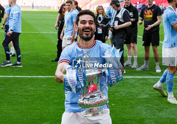 2023-06-04 - İlkay Gundogan (8) of Manchester City celebrates with the cup at full time during the English FA Cup, Final football match between Manchester City and Manchester United on 3 June 2023 at Wembley Stadium in London, England - FOOTBALL - ENGLISH CUP - FINAL - MANCHESTER CITY V MANCHESTER UNITED - ENGLISH LEAGUE CUP - SOCCER