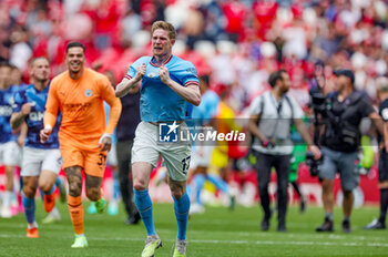 2023-06-04 - Kevin De Bruyne (17) of Manchester City celebrates winning at full time during the English FA Cup, Final football match between Manchester City and Manchester United on 3 June 2023 at Wembley Stadium in London, England - FOOTBALL - ENGLISH CUP - FINAL - MANCHESTER CITY V MANCHESTER UNITED - ENGLISH LEAGUE CUP - SOCCER