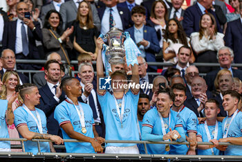 2023-06-04 - Erling Haaland (9) of Manchester City lifts the trophy during the English FA Cup, Final football match between Manchester City and Manchester United on 3 June 2023 at Wembley Stadium in London, England - FOOTBALL - ENGLISH CUP - FINAL - MANCHESTER CITY V MANCHESTER UNITED - ENGLISH LEAGUE CUP - SOCCER