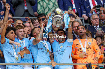 2023-06-04 - İlkay Gundogan (8) of Manchester City lifts the trophy during the English FA Cup, Final football match between Manchester City and Manchester United on 3 June 2023 at Wembley Stadium in London, England - FOOTBALL - ENGLISH CUP - FINAL - MANCHESTER CITY V MANCHESTER UNITED - ENGLISH LEAGUE CUP - SOCCER