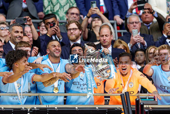 2023-06-04 - İlkay Gundogan (8) of Manchester City lifts the trophy during the English FA Cup, Final football match between Manchester City and Manchester United on 3 June 2023 at Wembley Stadium in London, England - FOOTBALL - ENGLISH CUP - FINAL - MANCHESTER CITY V MANCHESTER UNITED - ENGLISH LEAGUE CUP - SOCCER