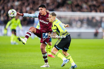 2023-11-01 - West Ham United's Edson Alvarez battles for the ball against Arsenal's Leandro Trossard during the English League Cup, Carabao Cup Round of 16 football match between West Ham United and Arsenal on 1 November 2023 at the London Stadium in London, England - FOOTBALL - ENGLISH LEAGUE CUP - WEST HAM V ARSENAL - ENGLISH LEAGUE CUP - SOCCER