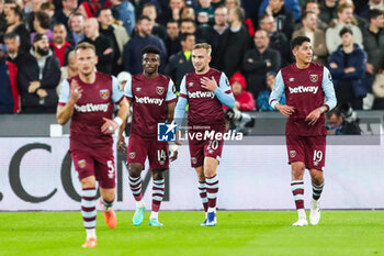 2023-11-01 - West Ham United's Jarrod Bowen (centre) celebrates after the Arsenal Ben White's own goal 1-0 during the English League Cup, Carabao Cup Round of 16 football match between West Ham United and Arsenal on 1 November 2023 at the London Stadium in London, England - FOOTBALL - ENGLISH LEAGUE CUP - WEST HAM V ARSENAL - ENGLISH LEAGUE CUP - SOCCER