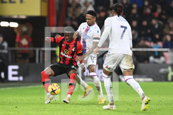 2023-01-01 - Siriki Dembele (20) of AFC Bournemouth battles for possession with Nathaniel Clyne (17) of Crystal Palace during the English championship Premier League football match between Bournemouth and Crystal Palace on 31 December 2022 at the Vitality Stadium in Bournemouth, England - FOOTBALL - ENGLISH CHAMP - BOURNEMOUTH V CRYSTAL PALACE - ENGLISH PREMIER LEAGUE - SOCCER