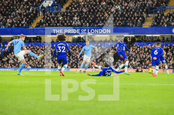 2023-01-05 - Manchester City midfielder Kevin De Bruyne (17) has a shot during the English championship Premier League football match between Chelsea and Manchester City on January 5, 2023 at Stamford Bridge in London, England - FOOTBALL - ENGLISH CHAMP - CHELSEA V MANCHESTER CITY - ENGLISH PREMIER LEAGUE - SOCCER