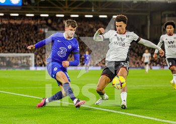 2023-01-13 - Mason Mount (19) of Chelsea and Antonee Robinson of Fulham during the English championship Premier League football match between Fulham and Chelsea on January 12, 2023 at Craven Cottage in London, England - FOOTBALL - ENGLISH CHAMP - FULHAM V CHELSEA - ENGLISH PREMIER LEAGUE - SOCCER
