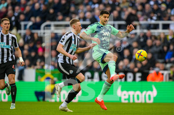 2023-01-15 - Fulham's Aleksandar Mitrovic gets to the ball ahead of Newcastle's Sean Longstaff during the Premier League match between Newcastle United and Fulham at St. James' Park, Newcastle, England on 15 January 2023. Photo Malcolm Mackenzie/ProSportsImages / DPPI - FOOTBALL - ENGLISG CHAMP - NEWCASTLE V FULHAM - ENGLISH PREMIER LEAGUE - SOCCER