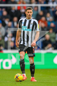2023-01-15 - Newcastle's Fabian Schar during the Premier League match between Newcastle United and Fulham at St. James' Park, Newcastle, England on 15 January 2023. Photo Malcolm Mackenzie/ProSportsImages / DPPI - FOOTBALL - ENGLISG CHAMP - NEWCASTLE V FULHAM - ENGLISH PREMIER LEAGUE - SOCCER